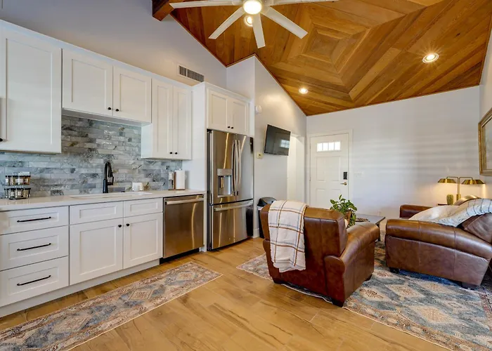 Private Pool & Hot Tub! Relaxing Apartment *